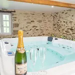 Villa De Prestige Dans Un Fort, Jacuzzi, 8 Pers Leynhac
